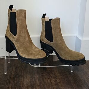 VERONICA BEARD size 10.5 Winnie Chelsea leather boot. Water repellent.  NWOT‎